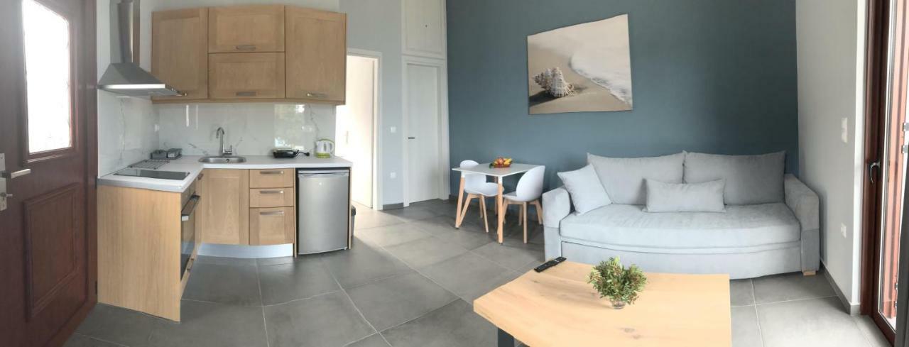 Light Blue House 3 Apartments พูลิธรา ภายนอก รูปภาพ
